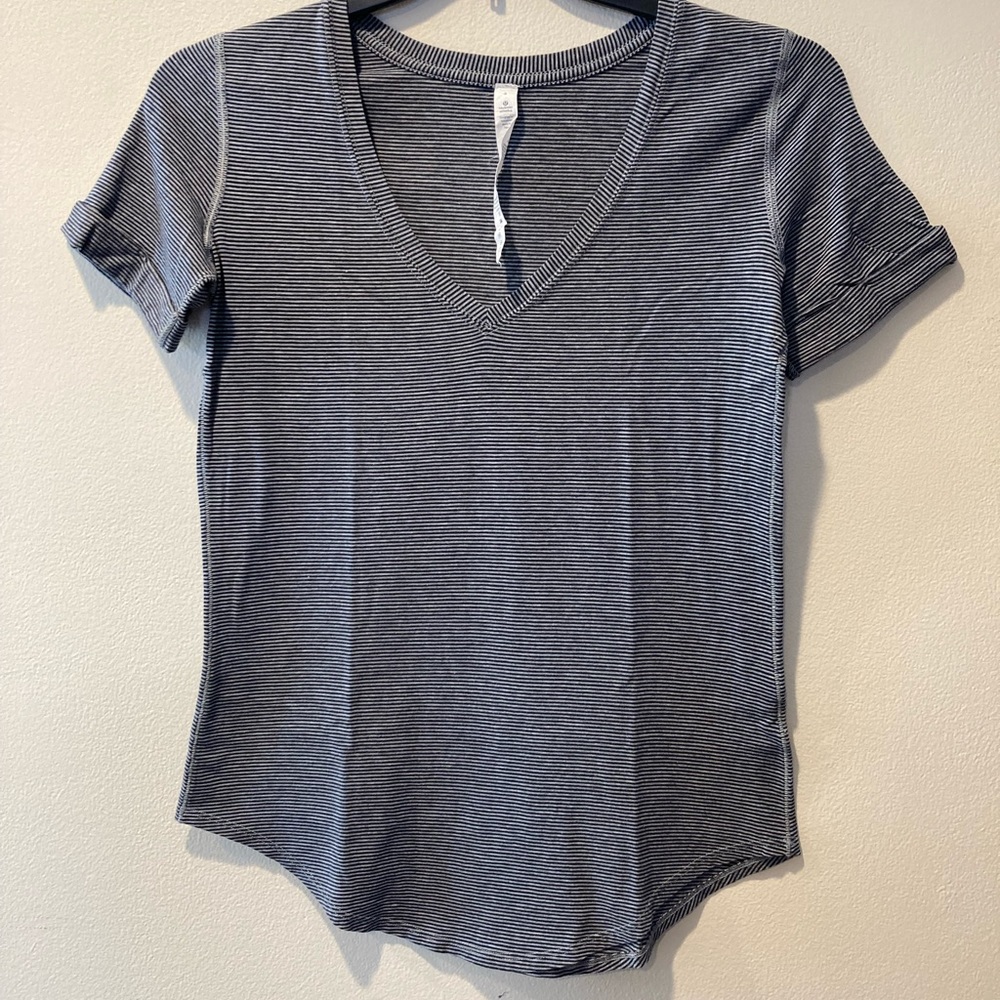 Lululemon Athletica short sleeve gray white stripe athletic exercise gym, size 4